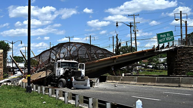 Die Brücke begrub unter anderem einen LKW unter sich.