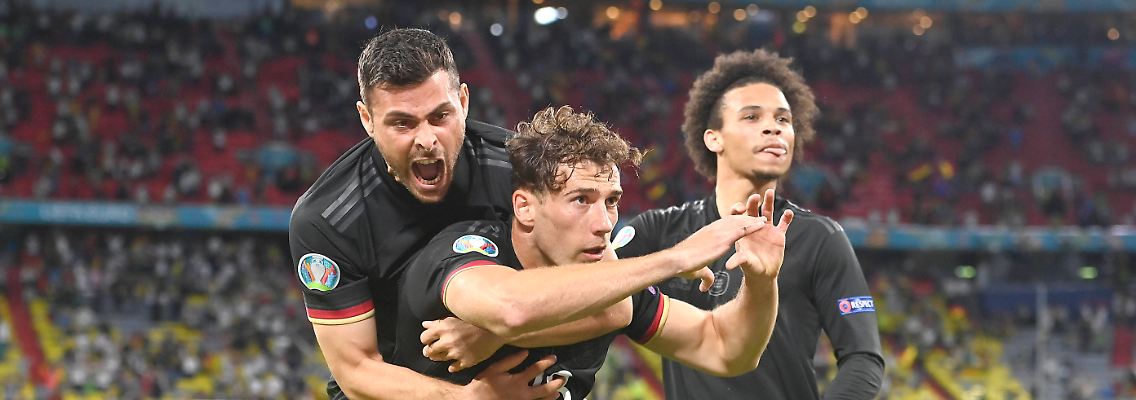 Leon Goretzka jubelt, Kevin Volland springt auf ihn und Leroy Sané streckt die Zunge raus.