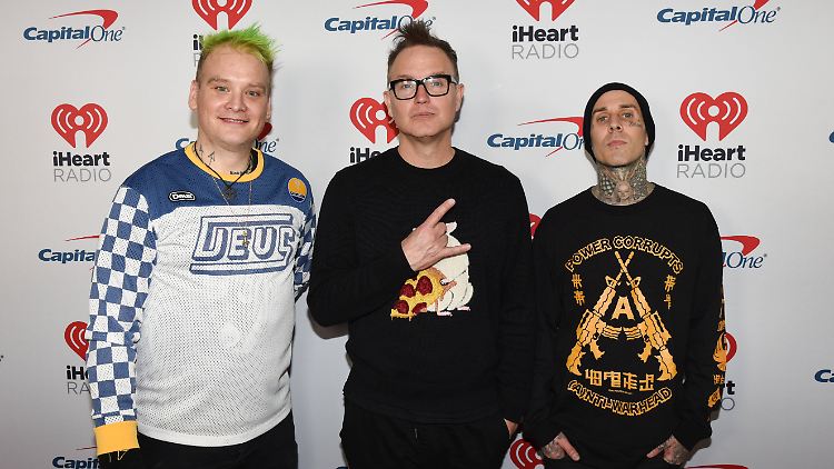 Mark Hoppus (M.) mit seinen Bandkollegen Matt Skiba (l.) und Travis Barker.