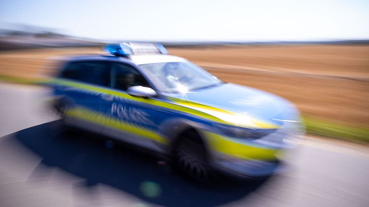 Im Zuge des Verbots durchsuchten rund 50 Beamte mehrere Objekte.