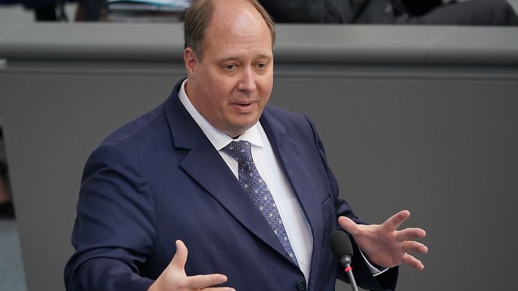 Kanzleramtsminister Helge Braun hofft auf ein Angebot an alle Impfwilligen bis spätestens Anfang August.