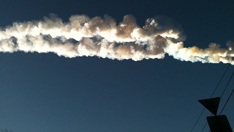Rauchspuren über Sibirien - 2013 explodierte ein 20 Meter großer Asteroid über der russischen Millionenstadt Tscheljabinsk.