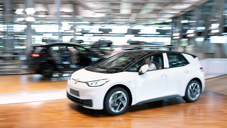 Die Beschäftigten von Volkswagen hätten auch gerne das Recht auf Autos bis ans Lebensende. Einen VW ID.3, wie im Bild, bekommen derzeit aber selbst Manager nicht. 