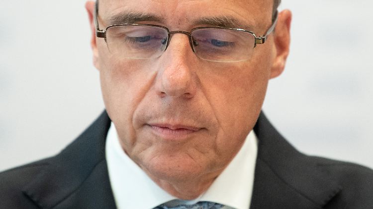 Hessens Innenminister Peter Beuth teilt mit, dass der überwiegende Teil der Nachrichten in den aufgeflogenen Polizisten-Chats nicht strafwürdig sei. 