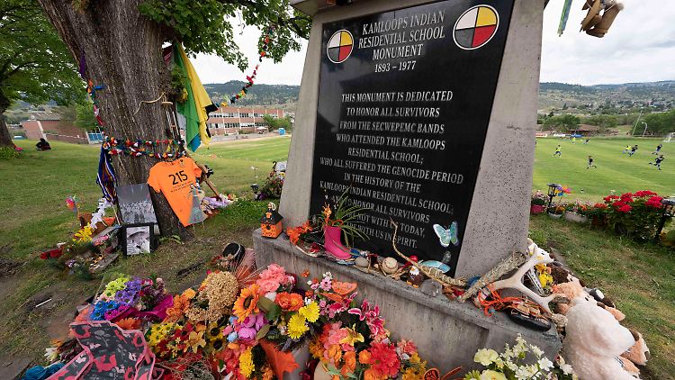 Eine Gedenkstätte in der Nähe der früheren "Kamloops Indian Residential School" erinnert an die 215 entdeckten Kinder.