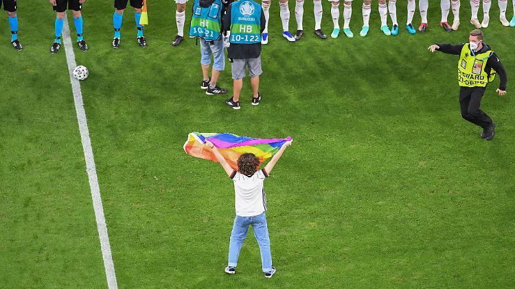 Schiedsrichter sollten auch bei homophoben und sexistischen Rufen das Spiel unterbrechen.