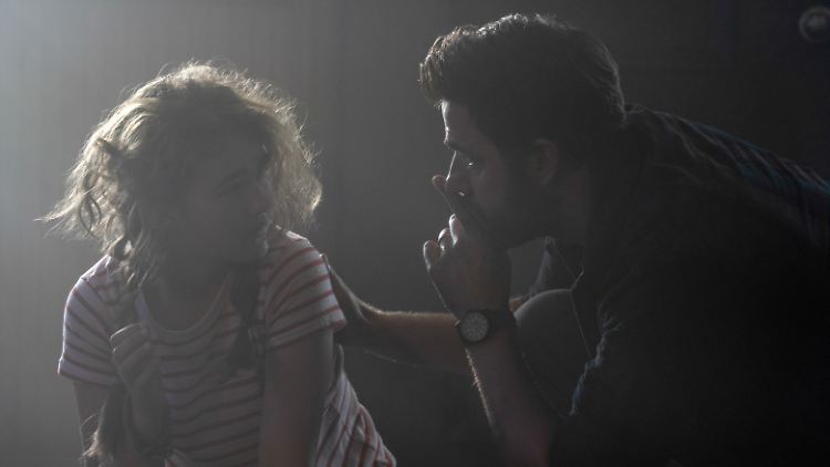 Stille ist das oberste Gebot: Regan (Millicent Simmonds) und Lee Abbott (John Krasinski) in "A Quiet Place 2".