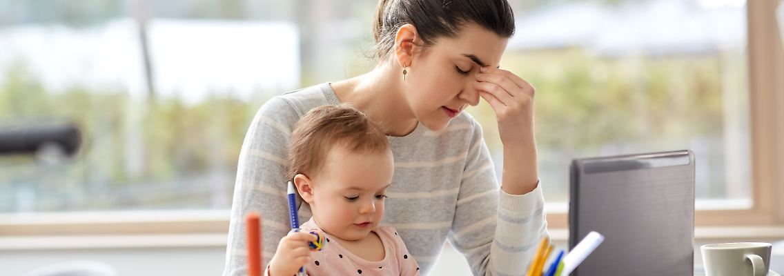 Für die Kinderbetreuung treten Frauen während der Corona-Krise häufiger beruflich kürzer als Männer.