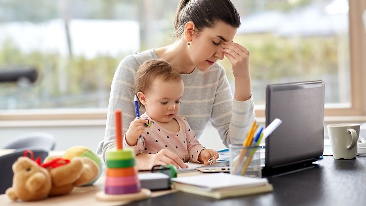 Für die Kinderbetreuung treten Frauen während der Corona-Krise häufiger beruflich kürzer als Männer.