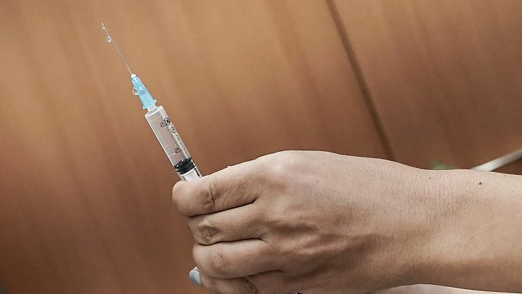 Die Impfstoffe von Biontech und Astrazeneca verhindern schwere Krankheitsverläufe zuverlässig. Entscheidend ist die zweite Dosis.