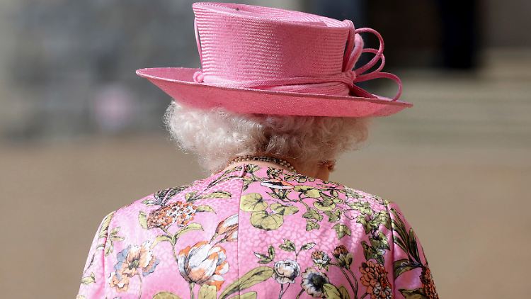 Auf edle wie schrille Outfits muss die Queen auch in Zukunft nicht verzichten.
