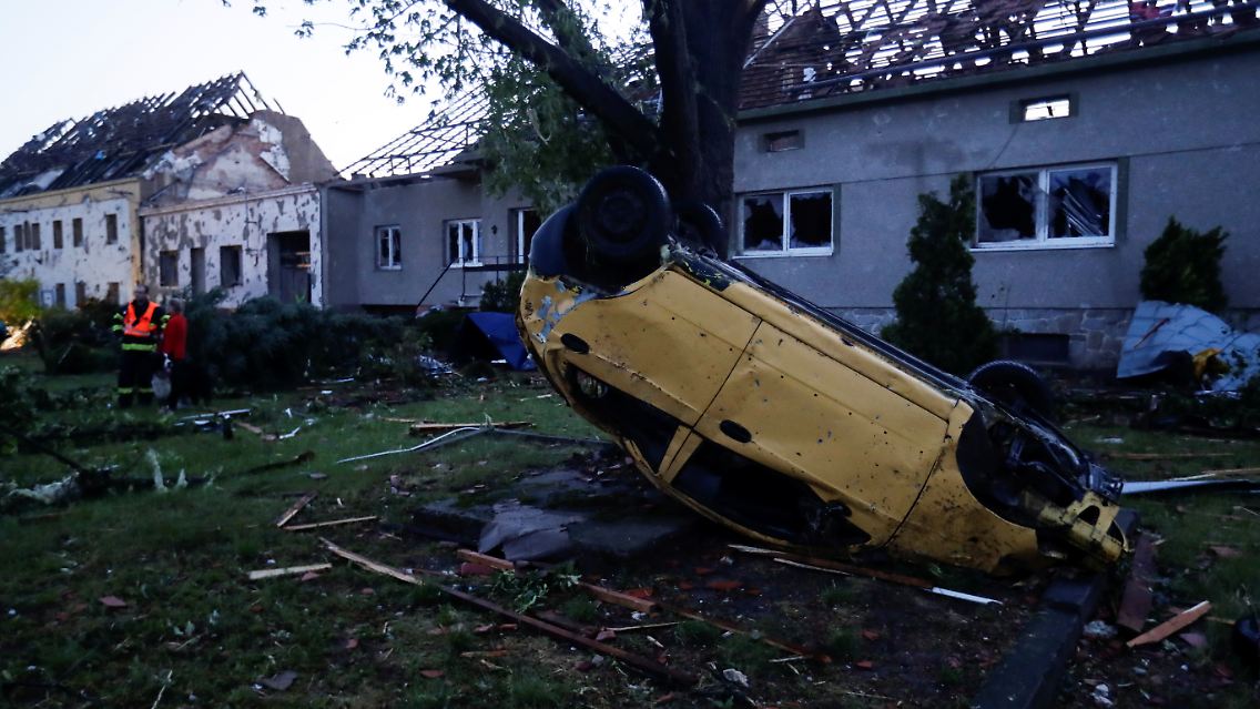 ... Bäume umgestürzt und Autos umhergeschleudert worden, berichtet der Fernsehsender CT.