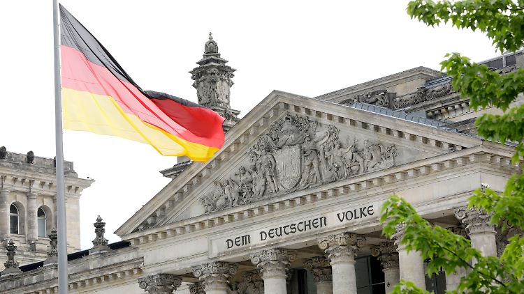 Im Reichstagstagsgebäude beschloss der Bundestag in der Nacht die Staatsangehörigkeitsnovelle.