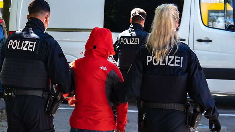 Die Bundespolizei sollte, vor allem auf Wunsch der Union, mehr Befugnisse bei Abschiebungen erhalten. Das hat der Bundesrat nun in einer Abstimmung verhindert. 