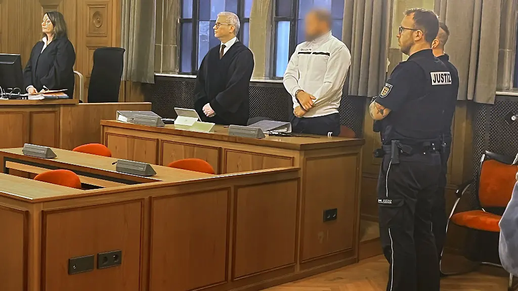 Ein-Mann-steht-vor-Gericht-weil-er-seine-Ehefrau-mit-22-Messerstichen-erstochen-haben-soll