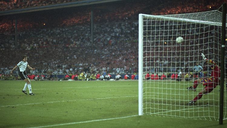 Andreas Möller verwandelt im 1996er EM-Halbfinale den entscheidenden Elfmeter gegen England.