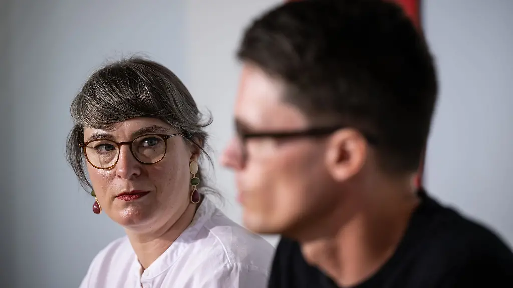 Die-Parteivorsitzenden-der-Linken-Ulrike-Grosse-Roethig-und-Christian-Schaft