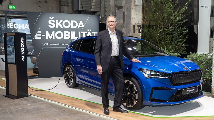 Skoda-Deutschland-Chef Frank Jürgens am neuen Skoda Enyaq iV 80 Sportline auf dem Greentech Festival in Berlin.