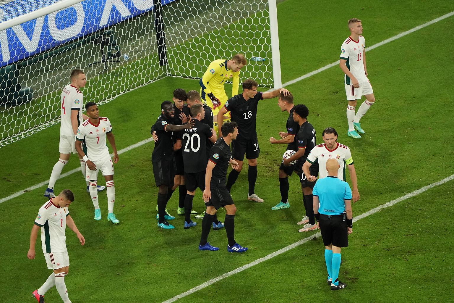 91 Profis der 1. und 2. Fußball-Bundesliga sind bei der Europameisterschaft dabei. 17 von ihnen spielen im DFB-Team. Sie haben das Achtelfinale erreicht, …