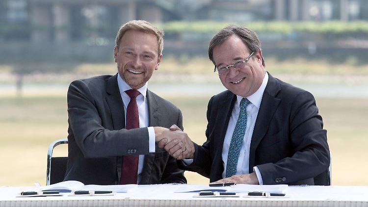 Lindner und Laschet feiern auf der Rheinwiese vor vier Jahren den Koalitionsvertrag in NRW.