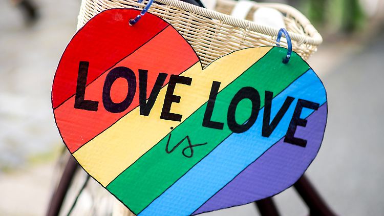 Liebe ist Liebe, das ist einer Slogans mit dem die queere Gemeinschaft für die Anerkennung geschlechtlicher Vielfalt wirbt.