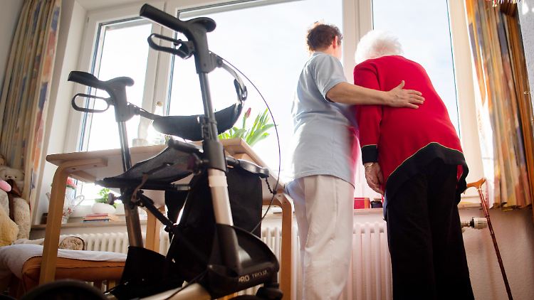 Den vollen Bonusbetrag von 550 Euro sollen Vollzeitbeschäftigte in der direkten Pflege und Betreuung erhalten.