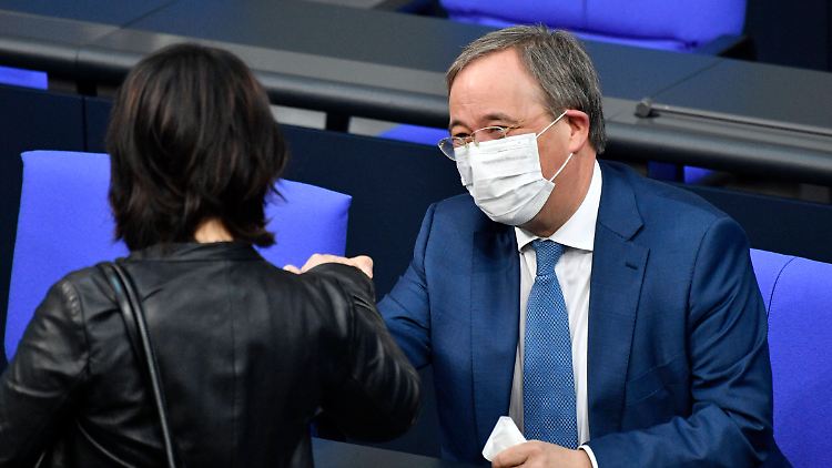 Fistbump unter Wettbewerbern - Annalena Baerbock und Armin Laschet am Donnerstag im Bundestag.