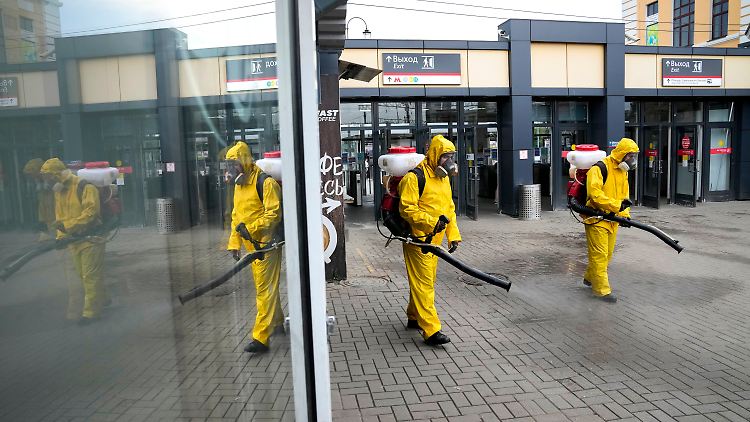 Russische Katastrophenschutzmitarbeiter desinfizieren den Boden vor einer Metrostation in Moskau: Hier macht die Delta-Variante schon knapp 90 Prozent aller Neuinfektionen aus.