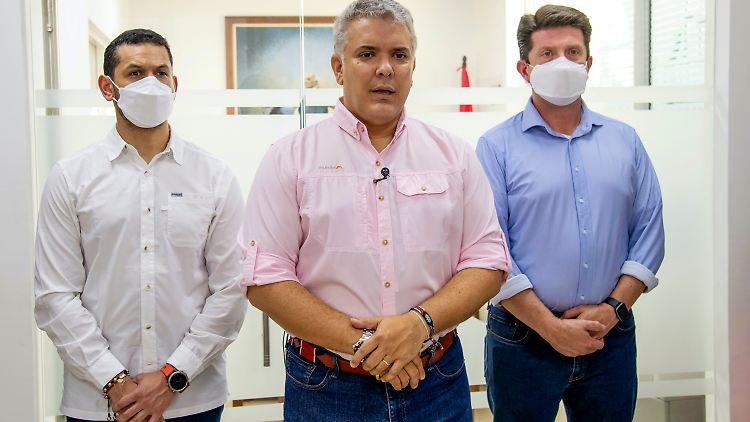 Stellungnahme nach der Landung: Ivan Duque, flankiert von Innenminister Daniel Palacios und Verteidigungsminister Diego Molano.