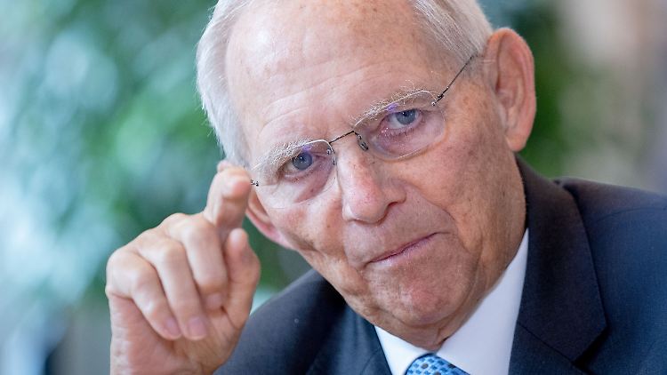 Wolfgang Schäuble kritisiert die "Überheblichkeit" der selbsternannten Querdenker-Szene.