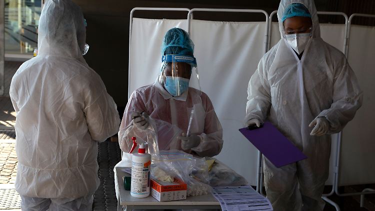 Südafrika hat damit begonnen, Lehrer und andere Mitarbeiter im Bildungssektor zu impfen.
