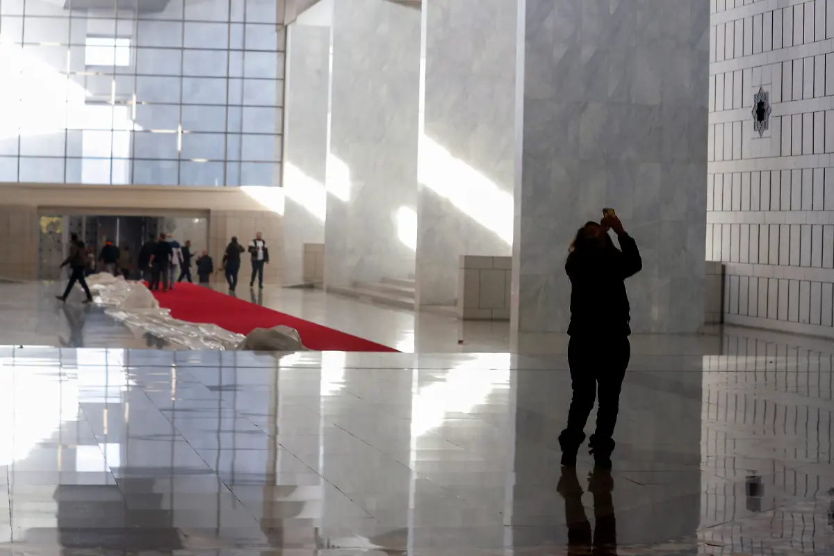 epi-224090219-DPA-AP-dpa-32B31000E960016B-jpg-dpa-32B31000E960016B-1-jpg-Syrian-opposition-fighters-walk-inside-the-Presidential-Palace-after-the-Syrian-government-collapsed-in-Damascus-Syria-Sunday-Dec-8-2024