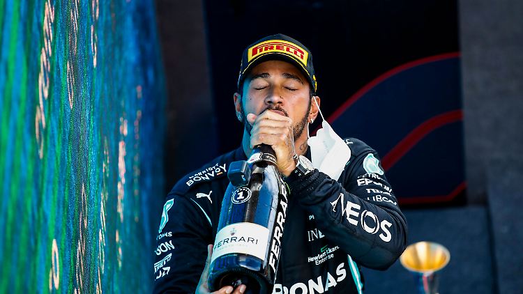 Mercedes-Boss Toto Wolff würde Lewis Hamilton gerne für mindestens zwei weitere Jahre feiern sehen.