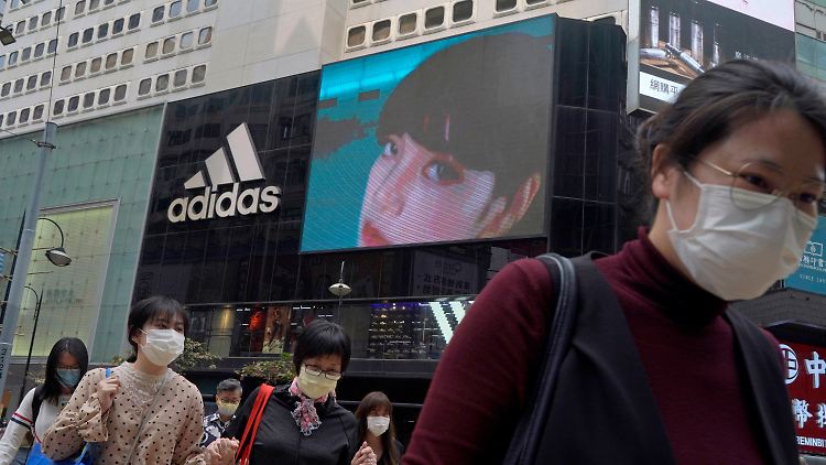 Adidas, Nike und H&M - sie alle stoppten im vergangenen Jahr den Einkauf von Baumwolle aus der chinesischen Provinz Xinjiang, weil dort laut Amnesty International und Human Rights Watch Angehörige der unterdrückten Minderheit der Uiguren zur Zwangsarbeit herangezogen werden. Damit könnten sie sich jetzt strafbar machen.