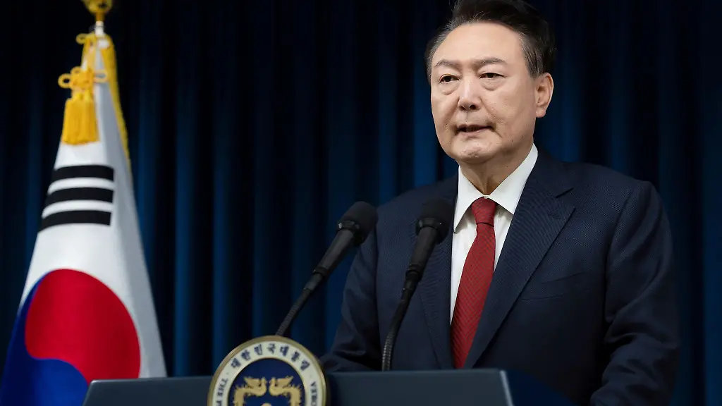 Der-suedkoreanische-Praesident-Yoon-Suk-Yeol-spricht-im-Praesidialamt-in-Seoul-Suedkorea-Am-Montag-hat-das-Justizministerium-eine-Ausreisesperre-gegen-Yoon-verhaengt