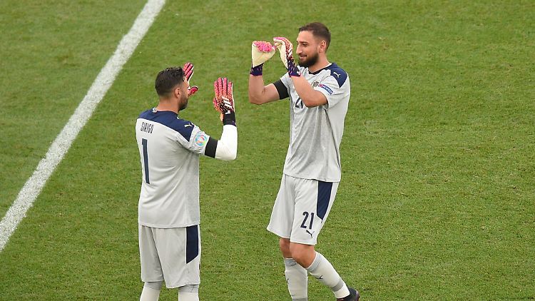 Ob Gianluigi Donnarumma (rechts) oder Salvatore Sirigu (links): Die italienischen Torhüter kassieren keine Tore mehr.