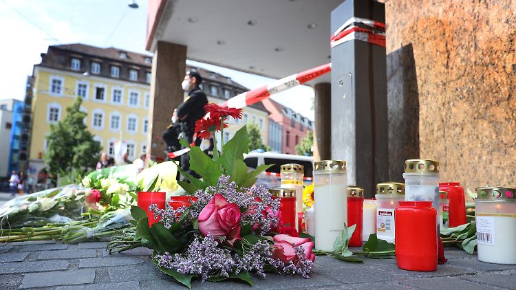 Passanten stellten Kerzen am Tatort für die Toten und Verletzten des Anschlags auf und legten Blumen nieder.