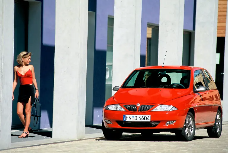 06-Schick-in-schoenen-Rundungen-der-kleine-Lancia-Y-Quelle-Lancia-Stellantis