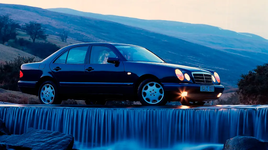 03-Vier-Augen-fuer-Deutschlands-feinstes-Taxi-die-Mercedes-E-Klasse-Quelle-Merecdes-Benz