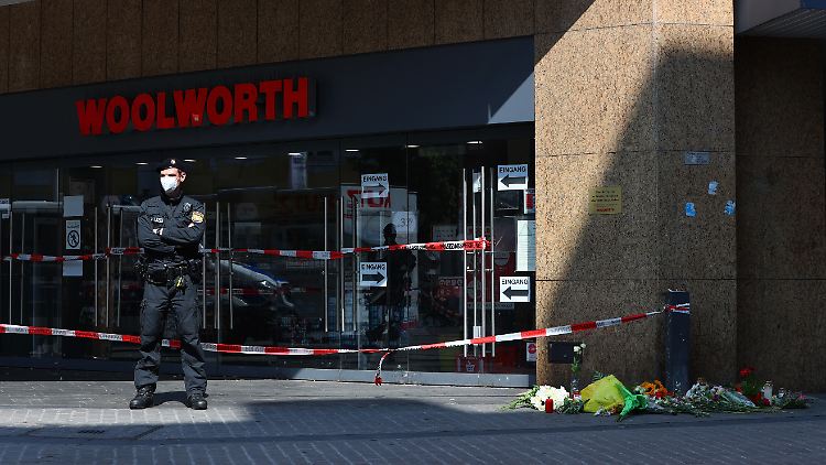 Die Verkäuferin in der Haushaltsabteilung der Würzburger Woolworth-Filiale war das erste Opfer.
