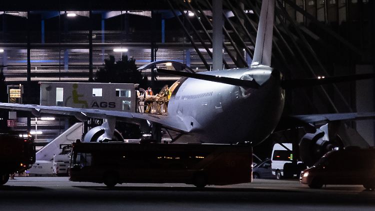 Die Maschine der Bundeswehr auf dem Flughafen Stuttgart.