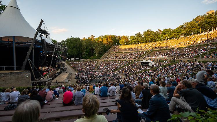 Bei einem Pilot-Projekt in Berlin gaben am Wochenende die Philharmoniker ihr Waldbühnen-Comeback.