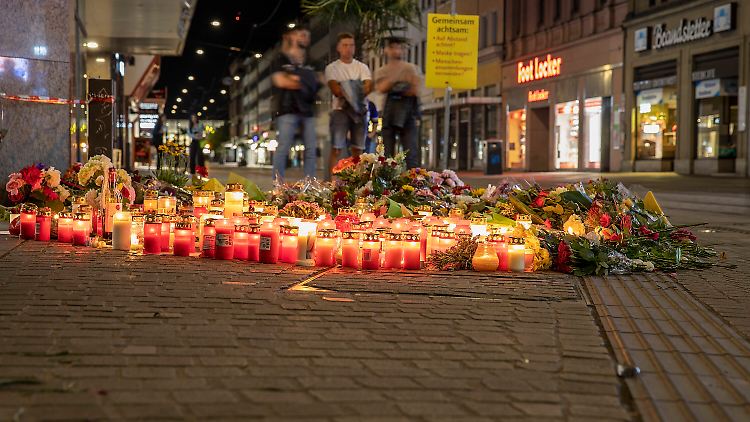 In Würzburg wurden Kerzen für die Opfer aufgestellt.