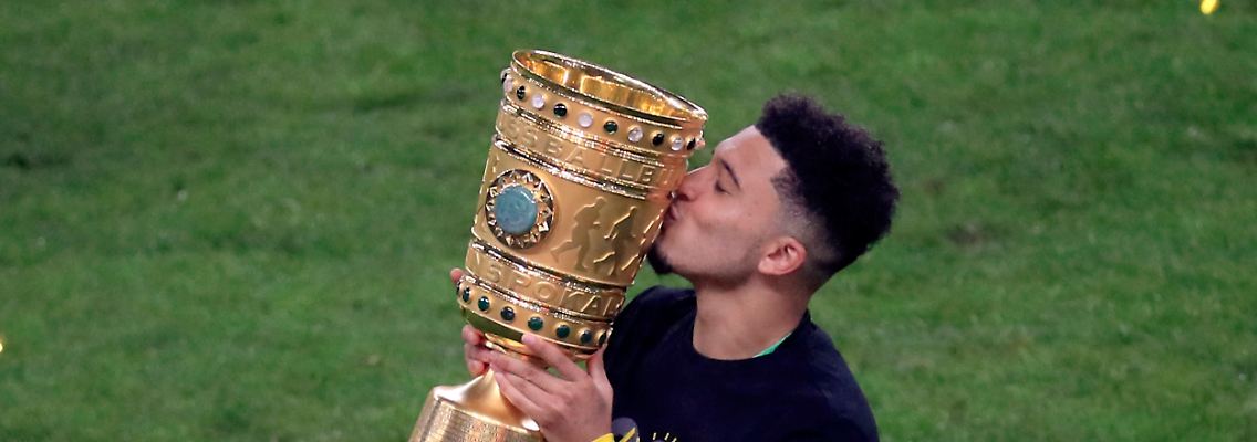 Jadon Sancho küsst den DFB-Pokal. Es war sein Wettbewerb.