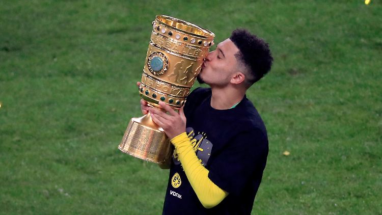 Jadon Sancho küsst den DFB-Pokal. Es war sein Wettbewerb.