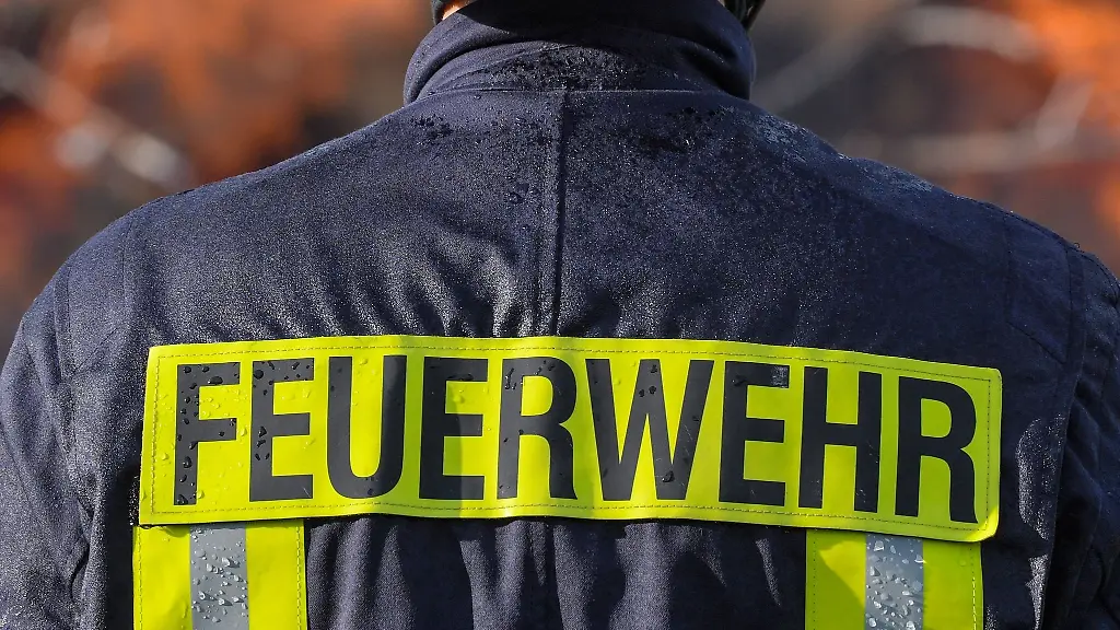 Die-Feuerwehr-sperrt-ein-Mehrfamilienhaus-in-Brandenburg-an-der-Havel-Ein-Akku-eines-Elektrorollers-loeste-einen-Wohnungsbrand-aus-es-entstanden-laut-Polizei-giftige-Daempfe