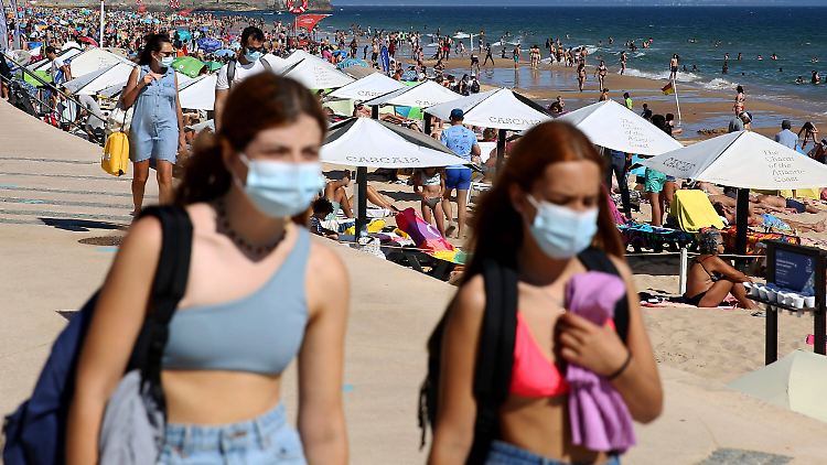 Gut gefüllt: Strand in der Nähe von Lissabon. 