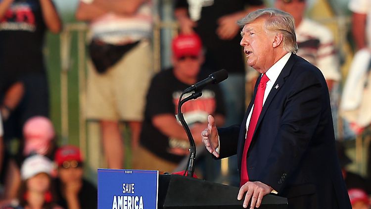 Die rote Krawatte kennt man, die unbelegten Betrugsvorwürfe auch: Donald Trump zeigte sich in alter Manier.