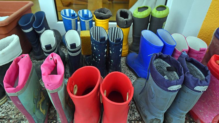 Die Gummistiefel für den Unterricht im Garten stehen bereit.