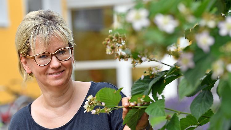Lehrerin Yvonne Balsam arbeitet mit den Kindern im Garten und bringt ihnen dabei auch das Thema Nachhaltigkeit näher.